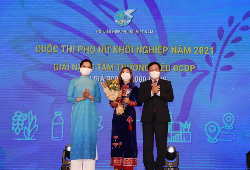 Phó Thủ tướng Thường trực chính phủ Phạm Bình Minh và Chủ tịch Hội LHPN Việt Nam Hà Thị Nga trao giải thưởng Nâng tầm thương hiệu sản phẩm OCOP cho chị Vi Thị Lụa, Hợp tác xã chế biến nông sản Lụa Vy, dự án Trà Diếp cá Lụa Vy