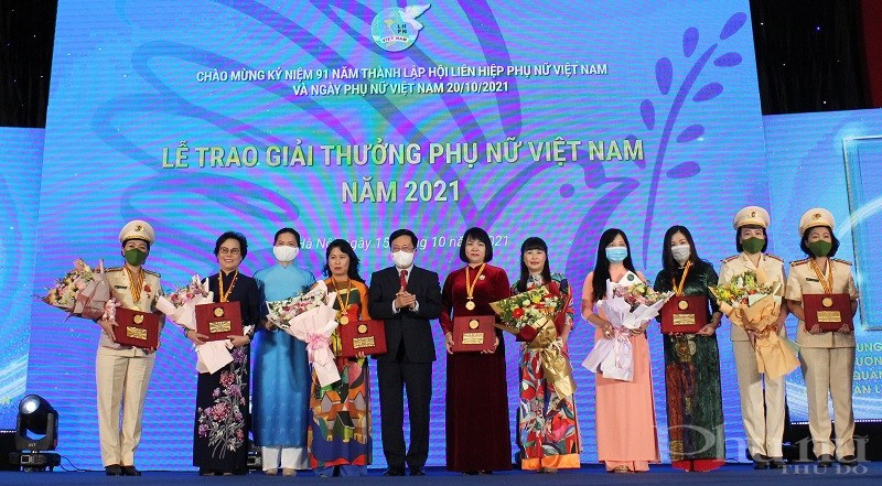 Ủy viên Bộ chính trị, Phó Thủ tướng Thường trực Chính phủ Phạm Bình Minh và Uỷ viên TƯ Đảng, Chủ tịch Hội LHPN Việt Nam Hà Thị Nga trao giải thưởng và tặng hoa chúc mừng các tập thể và cá nhân được trao giải thưởng Phụ nữ Việt Nam tại điểm cầu Hà Nội