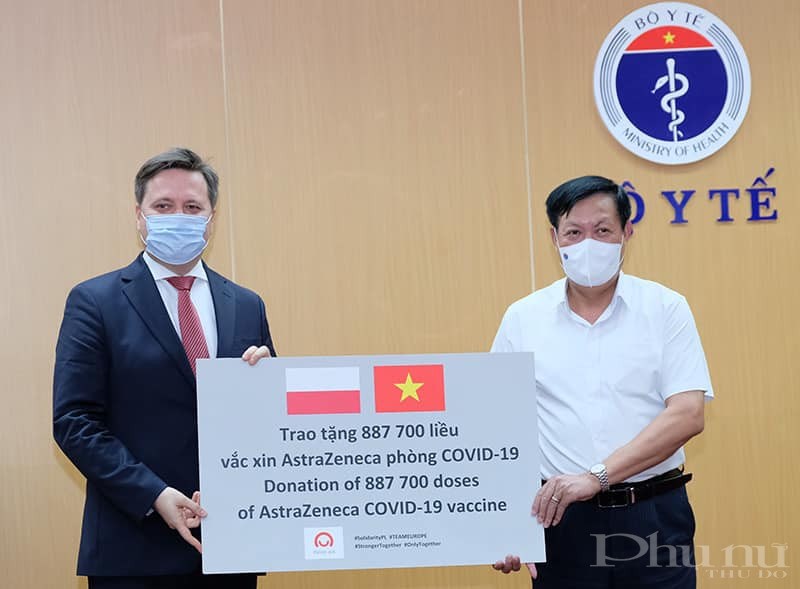 Thứ trưởng Bộ Y tế Đỗ Xuân Tuyên thay mặt lãnh đạo Bộ Y tế tiếp nhận các lô vaccine tài trợ
