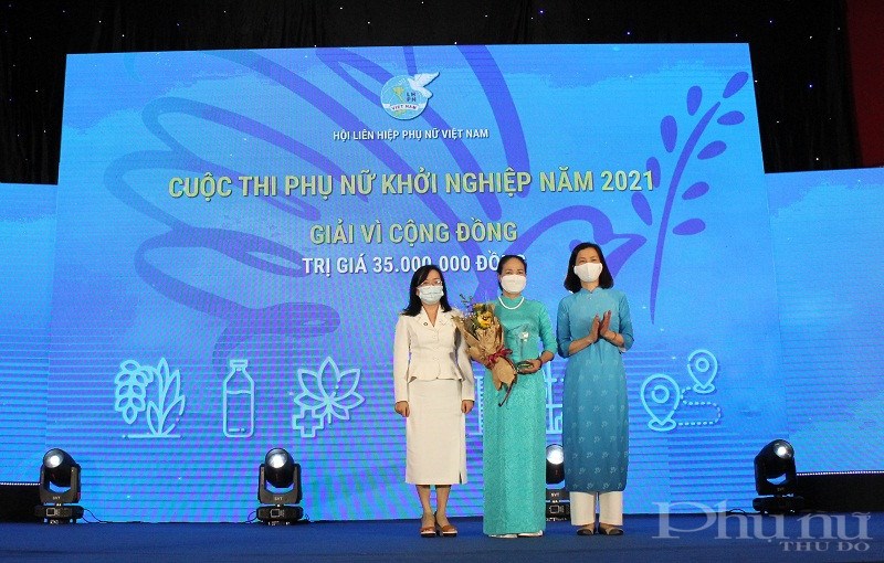 Phó Chủ tịch Hội LHPN Việt Nam Nguyễn Thị Minh Hương (bìa phải) và bà Lê Thị Hồng Nhi, Công ty Unilever Việt Nam (bìa trái) trao giải Giải Vì cộng đồng cho chị Nguyễn Thị Huyền (Hà Nội)