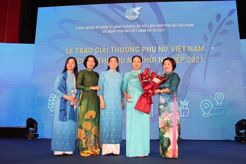 Các đại biểu lãnh đạo Trung ương Hội LHPN Việt Nam, lãnh đạo Hội LHPN Hà Nội ; lãnh đạo tổ chức TYM tặng hoa chúc mừng và chụp ảnh lưu niệm với