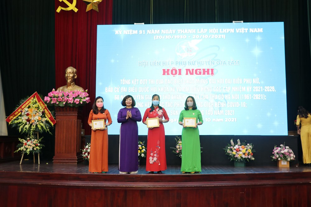 Bà Lê Thị Thiên Hương - Phó Chủ tịch Hội LHPN thành phố Hà Nội lên trao tặng Kỷ niệm chương cho các cá nhân tiêu biểu.
