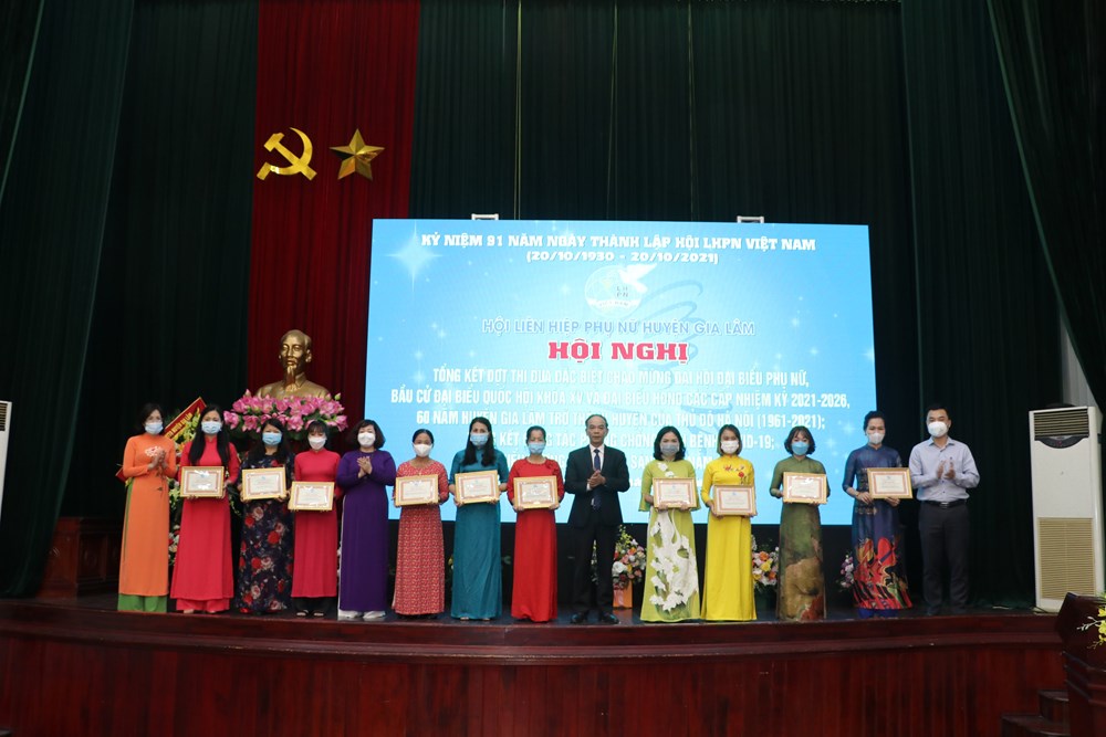 Các đại biểu tặng bằng khen cho 10 sản phẩm tiêu biểu của phụ nữ Gia Lâm năm 2021.