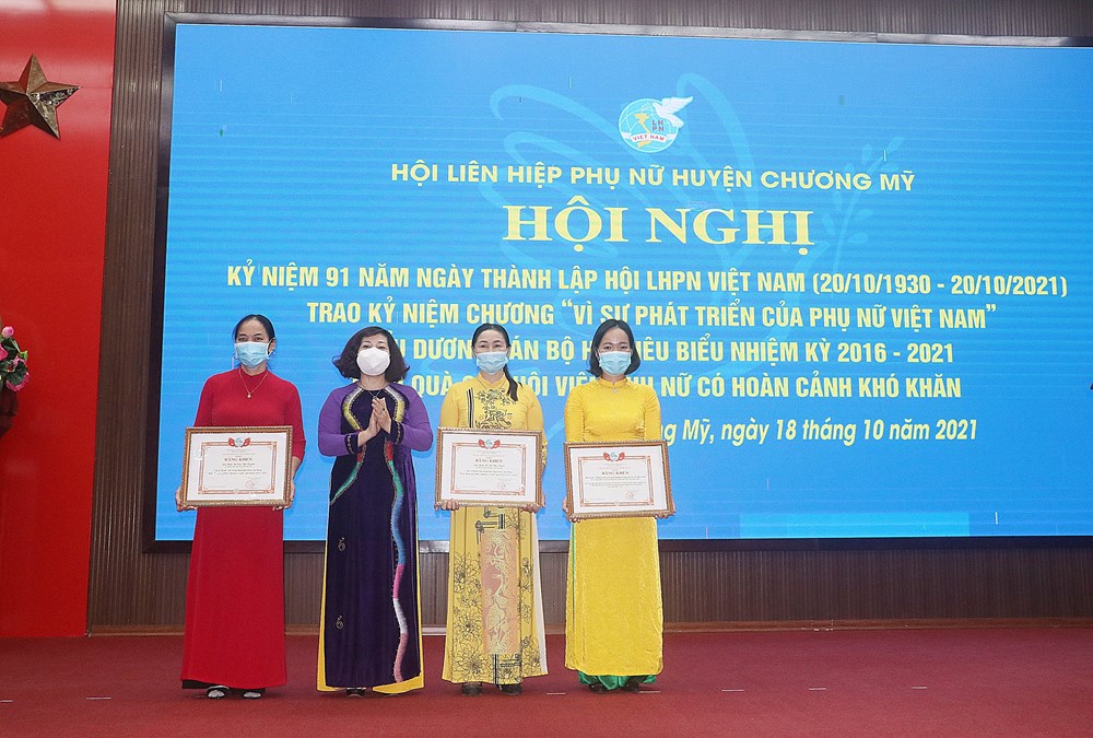 Lãnh đạo Hội LHPN TP Hà Nội tặng Bằng khen cho các tập thể, cá nhân có thành tích trong thực hiện Chỉ thị 05 và Cuộc vận động Xây dựng gia đình 
