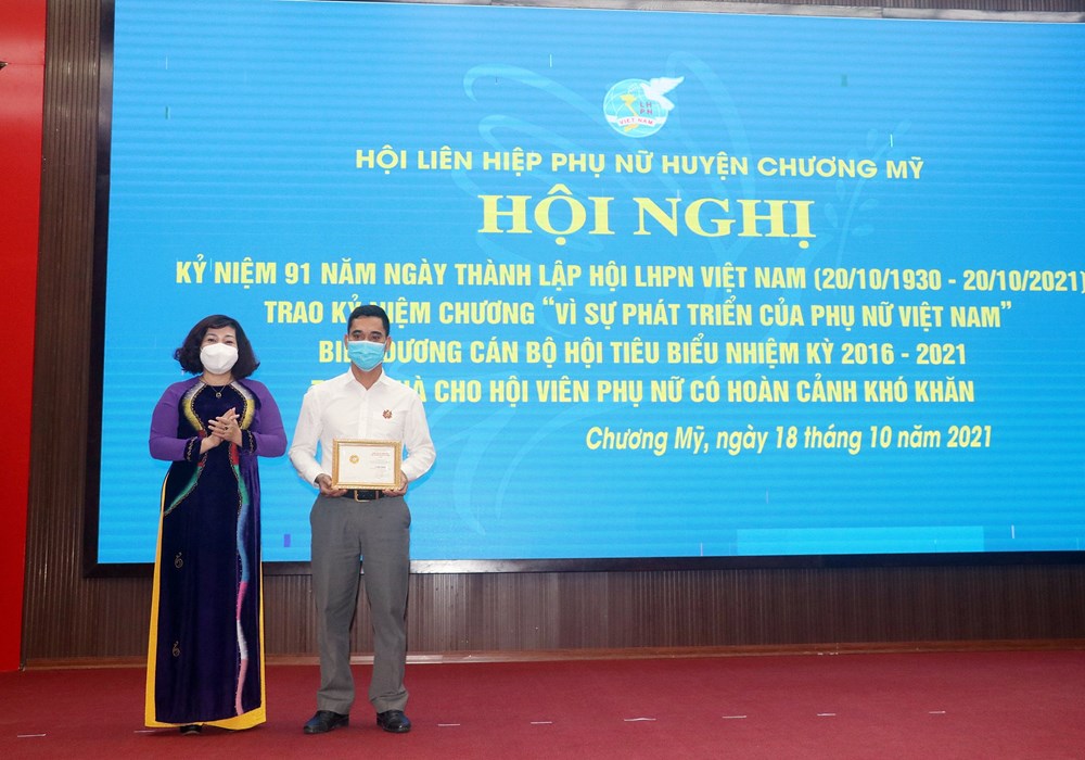 Lãnh đạo Hội LHPN TP Hà Nội trao kỷ niệm chương 