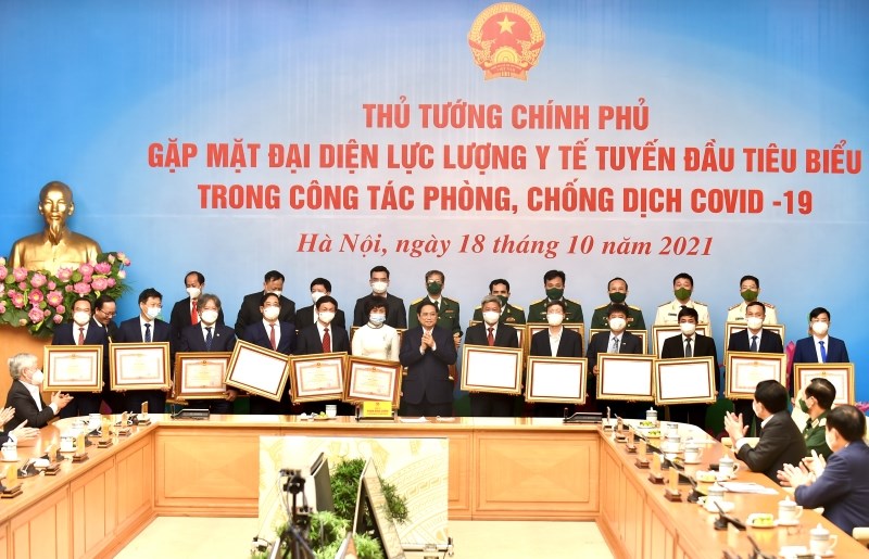 Thủ tướng Chính phủ Phạm Minh Chính trao tặng Bằng khen cho các cá nhân, tập thể có thành tích tiêu biểu trong công tác chống dịch.