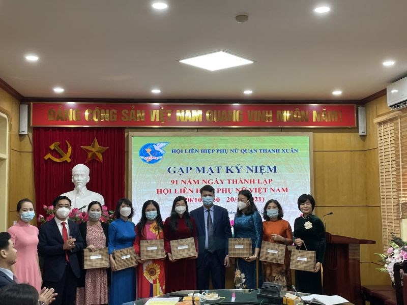 Lãnh đạo Quận uỷ Thanh Xuân và Hội LHPN quận tặng quà cho các Chủ tịch Hội LHPN các phường trên địa bàn quận