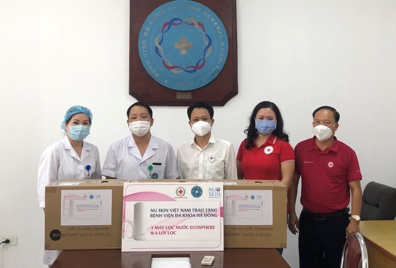 Đại diện Nu Skin Việt Nam trao tặng thiết bị lọc nước thông minh Ecosphere tại Bệnh viện Đa khoa Hà Đông.