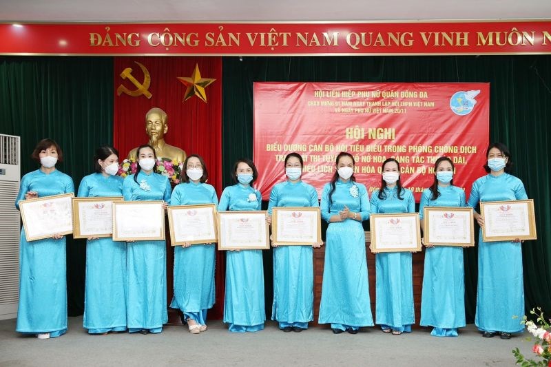 Đồng chí Nguyễn Lan Hương, Quận ủy viên, Chủ tịch Hội LHPN quận Đống Đa trao tặng  Giấy khen của Hội LHPN Quận cho các cán bộ Hội tiêu biểu trong phòng, chống dịch Covid-19