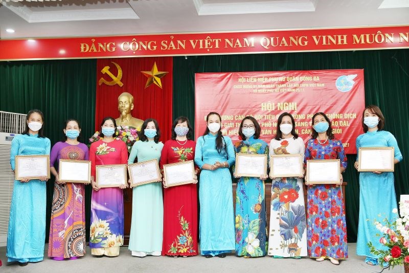 Đồng chí Nguyễn Lan Hương, Quận ủy viên, Chủ tịch Hội LHPN quận Đống Đa trao giải cho các cán bộ Hội giỏi