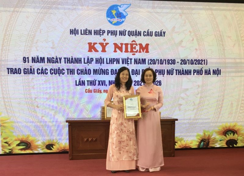Đồng chí Phạm Thị Thanh Hương - Phó Chủ tịch Hội LHPN Hà Nội trao giải nhất cuộc thi viết 