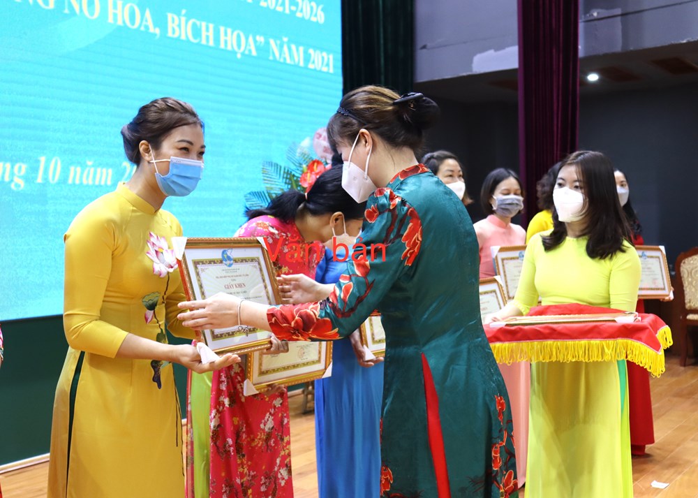 Tại hội nghị, bà Hoàng Thị Thu Hồng, Trưởng ban Tuyên giáo, Hội LHPN TP Hà Nội tặng bằng khen cho các tâoj thể cá nhân biểu dương khen thưởng 18 tập thể, 43 cá nhân tiêu biểu trong chỉ đạo và tổ chức Đại hội phụ nữ Quận và cơ sở