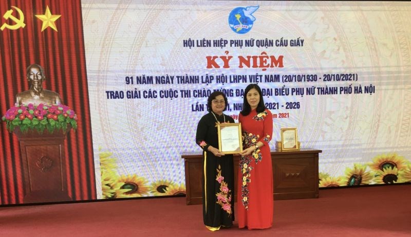 Đồng chí Trần Thị Phương Hoa - Thành ủy viên, Bí thư Quận ủy Cầu Giấy trao giải nhất cuộc thi 