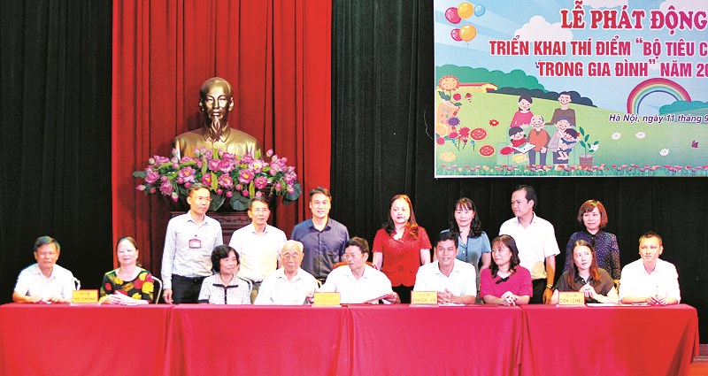 Đại diện các gia đình tại phường Khương Trung, quận Thanh Xuân ký cam kết thực hiện quy tắc ứng xử trong gia đình ở các nhóm vợ chồng, cha mẹ, ông bà con cháu, anh, chị em.