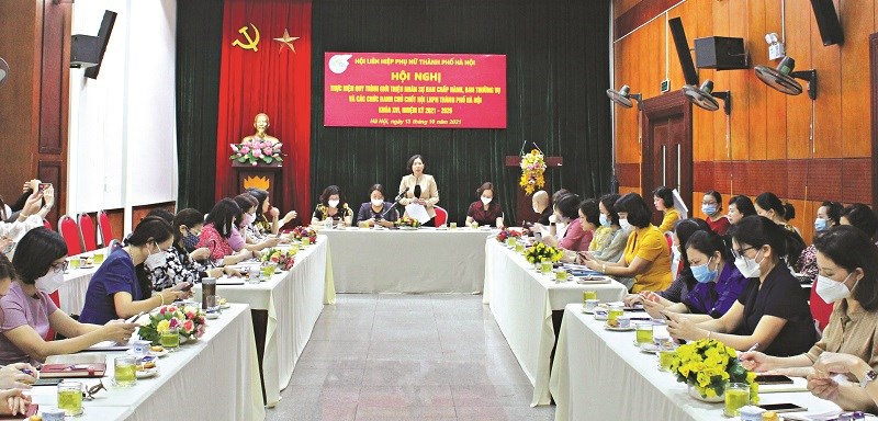 Đồng chí Lê Kim Anh -  Ủy viên ĐCT Trung ương Hội LHPN Việt Nam, Thành ủy viên, Chủ tịch Hội LHPN Hà Nội phát biểu tại hội nghị
