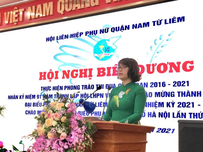 Đồng chí Lê Thị Bích Hà, Chủ tịch Hội LHPN quận Nam Từ Liêm phát biểu tại hội nghị