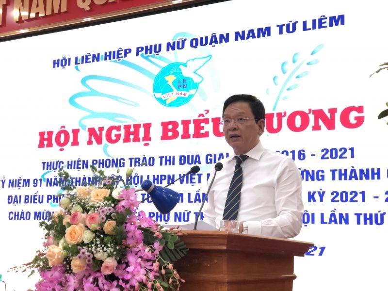 Đồng chí Trần Đức Hoạt, Bí thư quận ủy Nam Từ Liêm phát biểu tại hội nghị