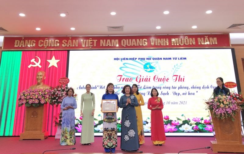 Đồng chí Lê Thị Thiên Hương, Phó Chủ tịch Hội LHPN Hà Nội trao giải Nhất cuộc thi cho Hội LHPN phường Trung Văn