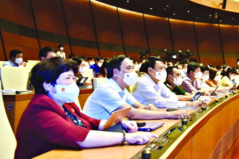 Đại biểu Quốc hội nhấn nút biểu quyết thông qua Nghị quyết về cơ cấu tổ chức Chính phủ nhiệm kỳ 2021-2026.