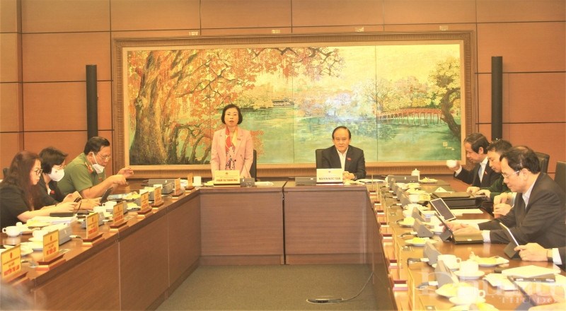 Phó trưởng đoàn đại biểu Hà Nội thông tin các nội dung trao đổi tại phiên thảo luận.