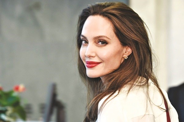 Không chỉ là ngôi sao nổi tiếng của Hollywood với nhiều giải thưởng, Angelina Jolie hiện tại còn là một đại sứ nhân quyền đầy năng nổ của Liên hợp quốc.