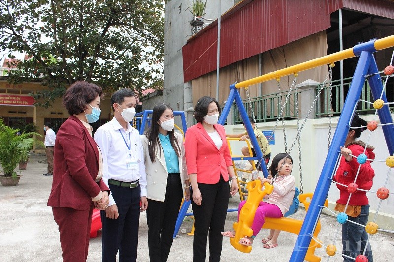 Các đại biểu  thăm quan khu vực sân chơi cộng đồng tại nhà văn hóa thôn Lưu Xá