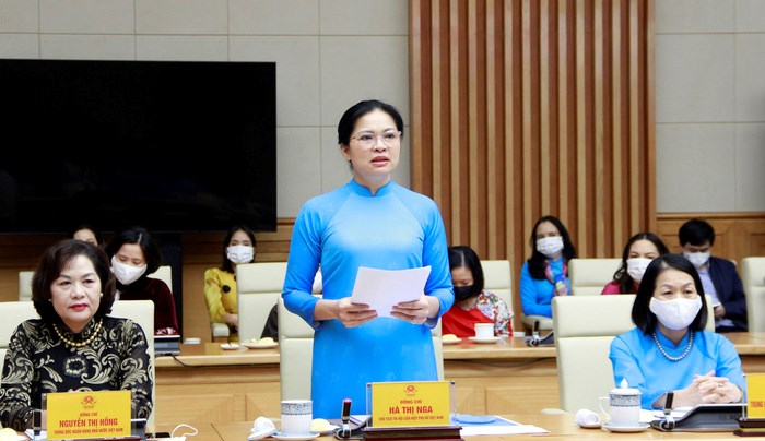 Bà Hà Thị Nga, Chủ tịch Hội LHPN Việt Nam phát biểu tại buổi gặp mặt