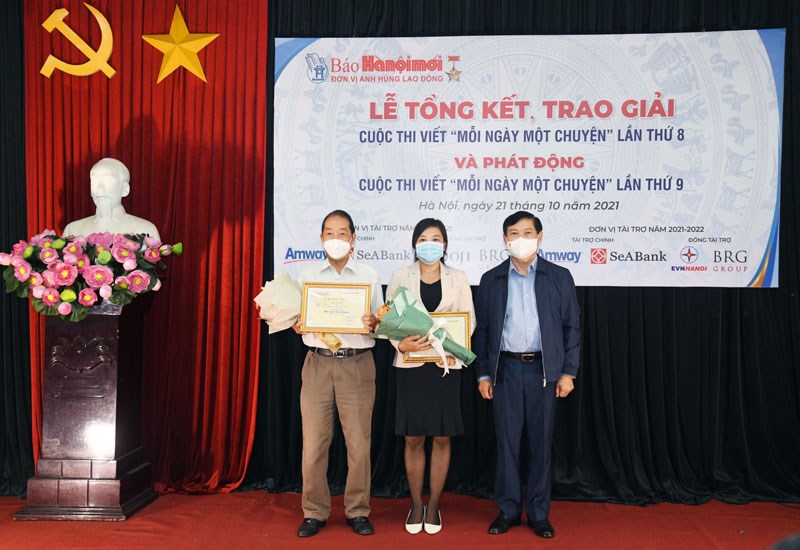 Phó Trưởng ban Thường trực Ban Tuyên giáo Thành uỷ Nguyễn Thanh Học trao giải nhì