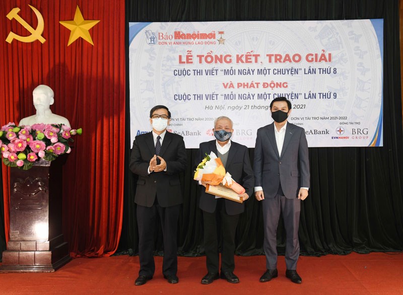 Tổng Biên tập báo Hànộimới Nguyễn Hoàng Long và đại diện nhà tài trợ trao giải nhất cho tác giả Trần Văn Mỹ
