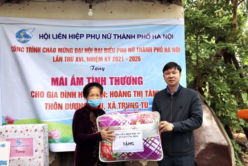 Ngoài tình cảm của Hội LHPN TP Hà Nội, gia đình bà Tành còn nhận được nhiều phần quà chúc mừng ngôi nhà mới từ các ban, ngành, đoàn thể của huyện Ứng Hòa, xã Trung Tú và thôn Dương Liễu
