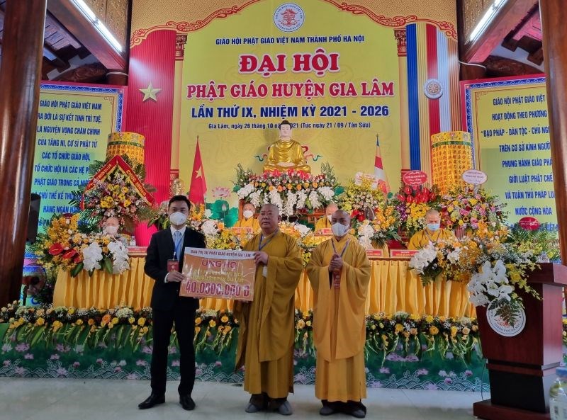 Giáo hội Phật giáo huyện Gia Lâm nhiệm kỳ 2021-2026 đã trao tặng ủng hộ Quỹ phòng chống dịch Covid-19 huyện Gia Lâm 40 triệu đồng.
