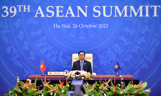 Thủ tướng nhấn mạnh cần đề cao giá trị của sự đoàn kết, giá trị cốt lõi và sức mạnh của ASEAN trong suốt 54 năm qua, gắn với trách nhiệm và tinh thần xây dựng của tất cả các thành viên, qua đó giúp ASEAN có tiếng nói thống nhất, phát huy vai trò trung tâm và uy tín của ASEAN.