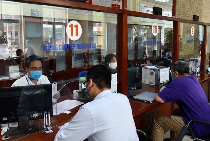 Cán bộ UBND TP Hà Nội tiếp nhận, hướng dẫn người dân làm thủ tục hành chính tại bộ phận “Một cửa”