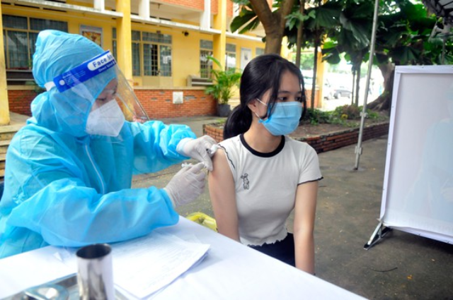 Sáng 27/10, 1.500 học sinh cuối cấp của huyện Củ Chi là những em đầu tiên được thí điểm tiêm vaccine phòng COVID-19.
