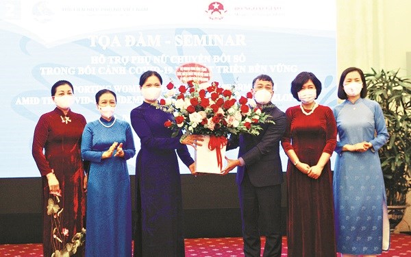 Lãnh đạo bộ Ngoại giao tặng hoa chúc mừng lãnh đạo Hội LHPN Việt Nam nhân kỷ niệm 91 năm thành lập Hội LHPN Việt Nam và ngày Phụ nữ Việt Nam 20/10.