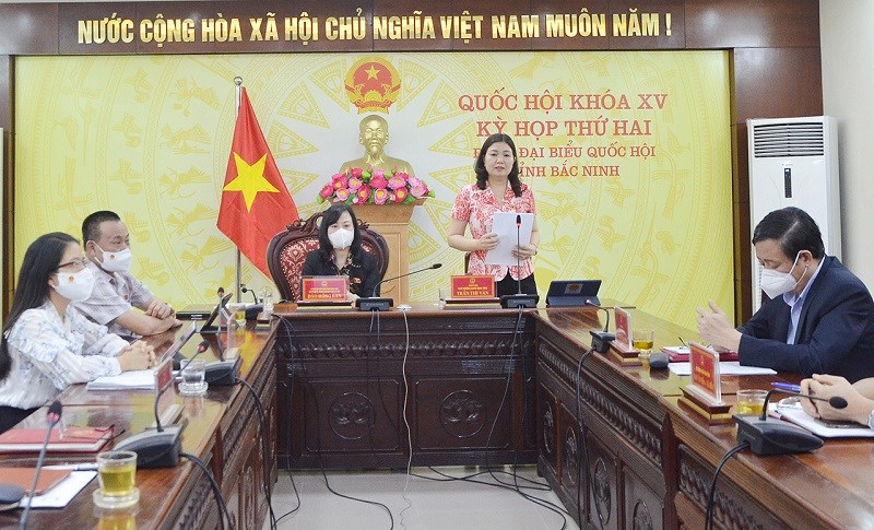 Đại biểu Trần Thị Vân thảo luận trực tuyến từ điểm cầu Bắc Ninh.