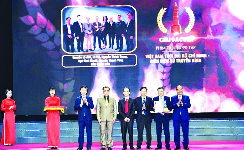 Lần đầu tiên giải Báo chí quốc gia trao giải Đặc biệt cho tác phẩm phim tài liệu: Việt Nam thời đại Hồ Chí Minh - Biên niên sử truyền hình của nhóm tác giả thuộc Liên chi hội nhà báo báo Nhân Dân Ảnh: Công Hùng