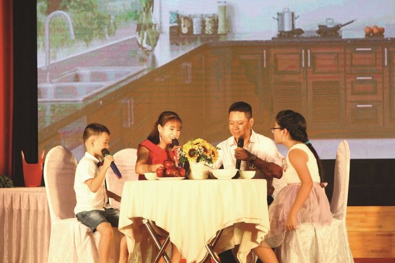Gia đình hội viên phụ nữ thể hiện phần thi năng khiếu trong Liên hoan Gia đình vòng tay yêu thương do Hội LHPN Hà Nội tổ chức Ảnh: Nguyễn Thực