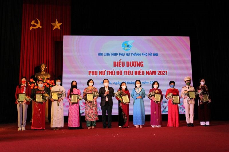 Các đồng chí lãnh đạo Hội LHPN Việt Nam và lãnh đạo TP Hà Nội trao danh hiệu phụ nữ Thủ đô tiêu biểu năm 2021 cho 10 cá nhân