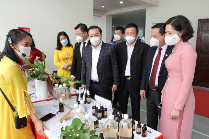 Các đại biểu tham quan gian hàng trưng bày sản phẩm sáng tạo của phụ nữ Thủ đô Ảnh: Nguyễn Thực