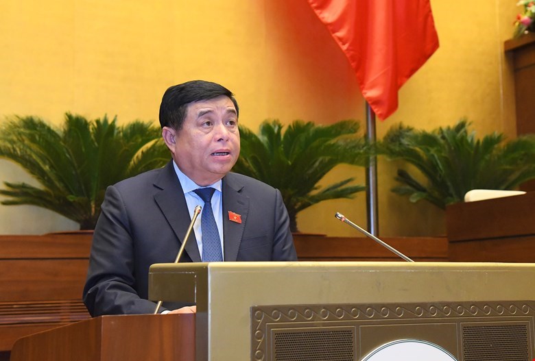 Bộ trưởng Bộ Kế hoạch và Đầu tư Nguyễn Chí Dũng, thừa ủy quyền của Thủ tướng Chính phủ trình bày Tờ trình về dự kiến kế hoạch cơ cấu lại nền kinh tế giai đoạn 2021 - 2025.