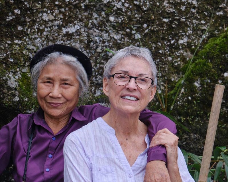 Bà Trish Thompson (bên phải) “tự nhận” đã dành trọn tình yêu cho Việt Nam. Ảnh: NVCC