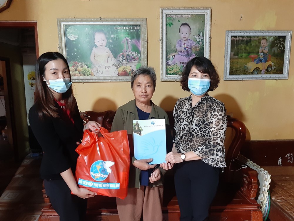 Lãnh đạo Hội LHPN huyện Gia Lâm tặng quà cho các hội viên phụ nữ có hoàn cảnh khó khăn trên địa bàn huyện...