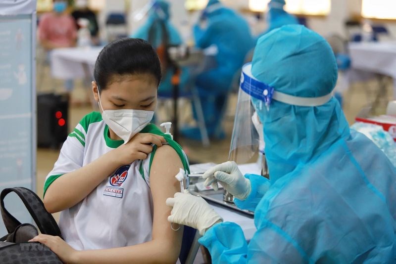Nhân viên y tế tiêm vắc-xin phòng Covid-19 cho học sinh tại huyện Củ Chi