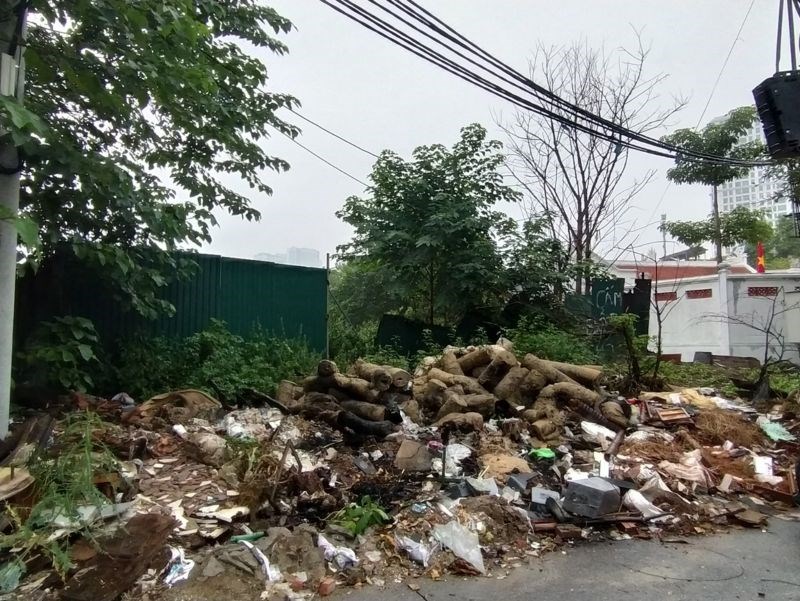 Khu đất rộng hàng ngàn mét vuông bị bỏ hoang gây ô nhiễm môi trường đã nhiều năm tại phường Mỹ Đình 1, quận Nam Từ Liêm