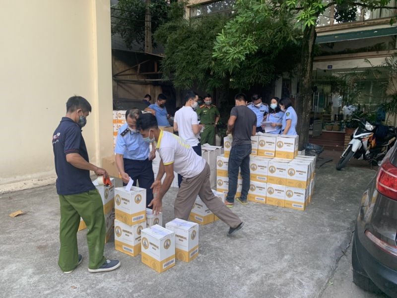 Lực lượng chức năng kiểm tra phát hiện 942 chai rượu có dấu hiệu nhập lậu tại quận Tây Hồ, Hà Nội.