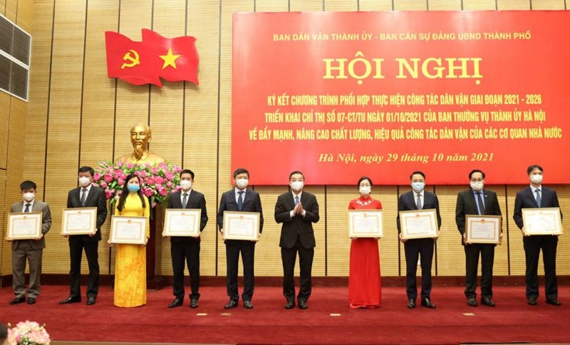 Chủ tịch UBND thành phố Chu Ngọc Anh trao Bằng khen cho 10 tập thể có thành tích xuất sắc trong công tác phối hợp thực hiện công tác dân vận trong các cơ quan nhà nước.