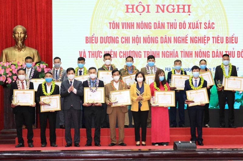 Phó Bí thư Thường trực Thành ủy Hà Nội Nguyễn Thị Tuyến trao Bằng khen cho các hội viên nông dân có thành tích xuất sắc năm 2021