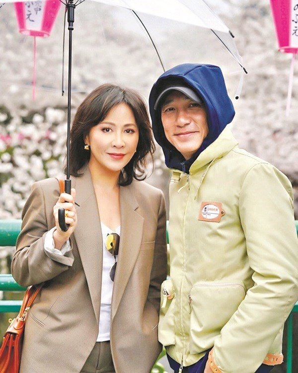 Hôn nhân của Lương Triều Vỹ và Lưu Gia Linh từng gặp sóng gió nhưng cặp đôi vẫn luôn bên nhau.