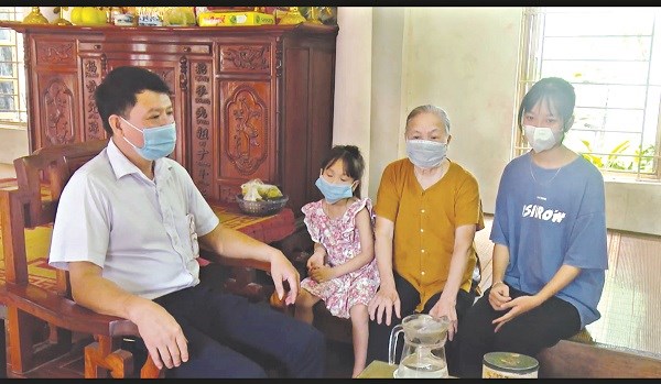 Lãnh đạo UBND xã Hà Hồi, huyện Thường Tín đến thăm gia đình em Tuyết Nhung, tặng quà và động viên hai chị em cố gắng học tốt 	Ảnh: Q.A